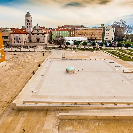 아파트 로만 포럼 아파트먼츠 *