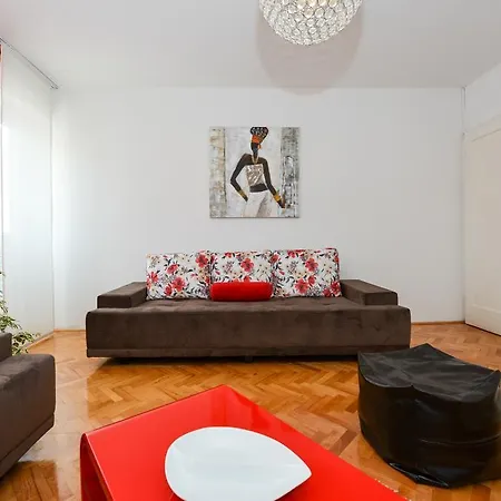 아파트 로만 포럼 아파트먼츠 *